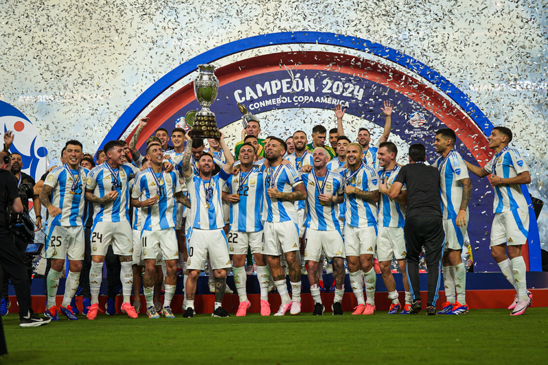 Argentina Team winning trophy